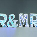 ΞΥΛΙΝΟ ΔΙΑΚΟΣΜΗΤΙΚΟ MR&MRS ΜΕ ΦΩΣ ΣΕΤ 6 ΤΕΜΑΧΙΩΝ 40Χ11Χ50Υ ΚΑΘΕ ΓΡΑΜΜΑ