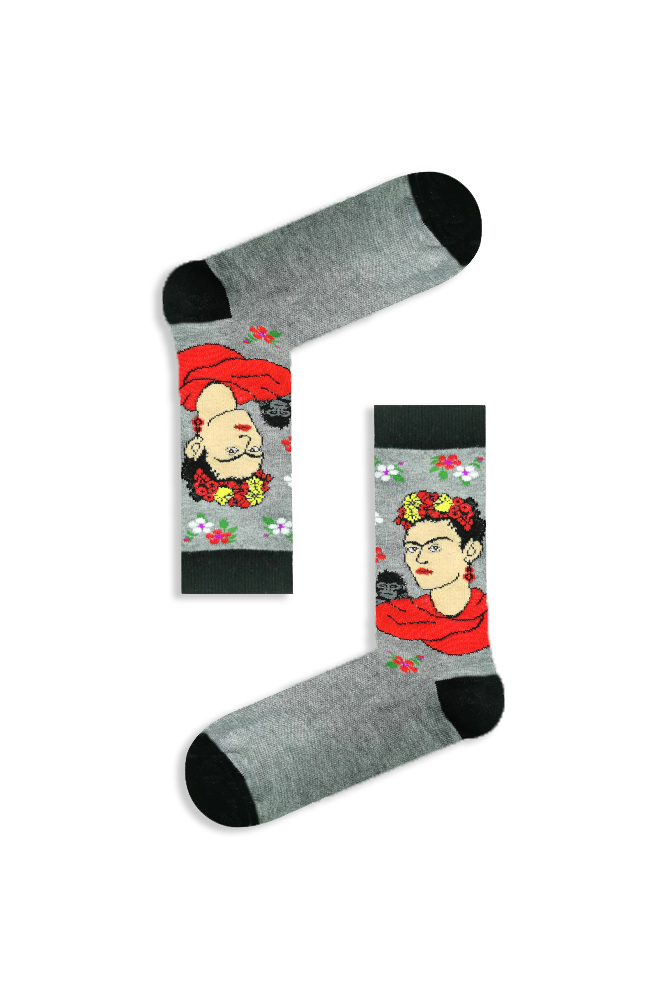 frida-blackgrey Κάλτσα Unisex με Σχέδιο Frida In Red - Image 1