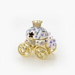 CLOISONNE ΜΠΙΖΟΥΤΙΕΡΑ ΛΕΥΚΗ ΑΜΑΞΑ ΜΕ ΛΑΓΟΥΔΑΚΙ ΚΑΙ ΧΡΥΣΕΣ ΛΕΠΤΟΜΕΡΕΙΕΣ 7.5x4.5x7.5cm