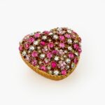 CLOISONNE ΜΠΙΖΟΥΤΙΕΡΑ ΧΡΥΣΗ ΚΑΡΔΙΑ ΜΕ ΦΟΥΞΙΑ & ΛΕΥΚΕΣ ΠΕΤΡΕΣ 7.5x3x7.5cm