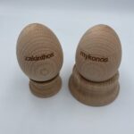 ΞΥΛΙΝΟ ΑΥΓΟ ΟΞΙΑ ΜΕ ΧΑΡΑΓΜΕΝΟ ΤΟΠΩΝΥΜΙΟ 4.5X6cm