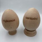 ΞΥΛΙΝΟ ΑΥΓΟ ΟΞΙΑ ΜΕ ΧΑΡΑΓΜΕΝΟ ΤΟΠΩΝΥΜΙΟ 7X9.5cm