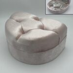 ΜΠΑΟΥΛΑΚΙ ΡΟΖ ΚΑΠΙΤΟΝΕ ΜΕ ΤΡΟΥΚΣ 30X20X16CM **ΕΛΑΦΡΩΣ ΦΘΑΡΜΕΝΟ**