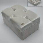 ΜΠΑΟΥΛΑΚΙ ΛΕΥΚΟ ΚΑΠΙΤΟΝΕ ΜΕ ΤΡΟΥΚΣ 27X18X14CM  **ΦΘΑΡΜΕΝΟ**