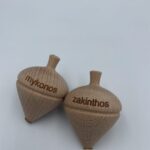 ΞΥΛΙΝΗ ΣΒΟΥΡΑ ΟΞΙΑ ΜΕ ΧΑΡΑΓΜΕΝΟ ΤΟΠΩΝΥΜΙΟ 4.5X6cm