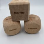 ΞΥΛΙΝΟΣ ΚΥΒΟΣ ΜΕ ΤΟΠΩΝΥΜΙΟ ΑΠΟ ΞΥΛΟ ΟΞΙΑΣ 5x5cm