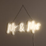 ΔΙΑΚΟΣΜΗΤΙΚΟ ΦΩΤΙΣΤΙΚΟ LED ''Mr & Mrs'' ΚΡΕΜΑΣΤΟ 20x56cm